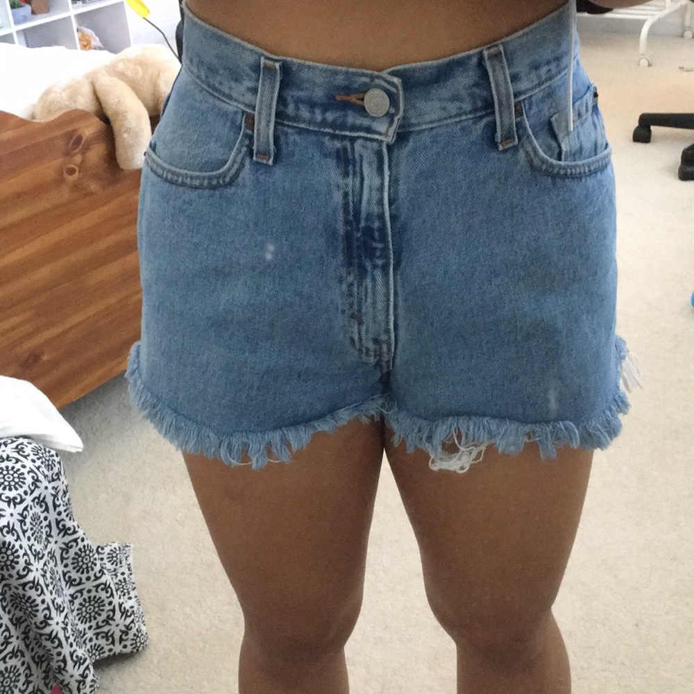 CUTE LEVI CUT OFF SHORTS